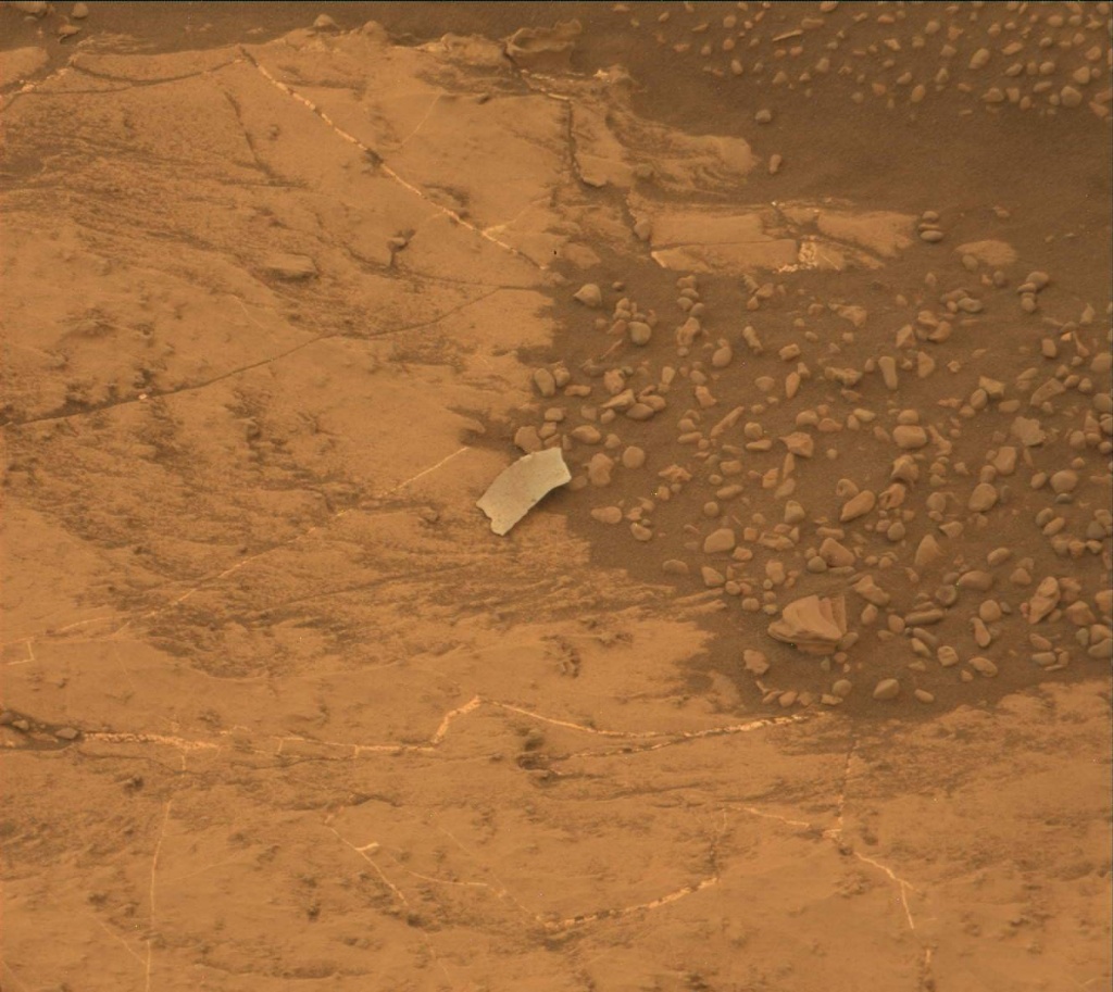 Lo strano oggetto fotografato da Curiosity il 13 agosto 2018