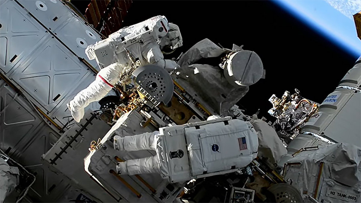 Nell'immagine, tratta dal webcast, le due astronaute al lavoro all'esterno della ISS. Crediti: NASA/TV