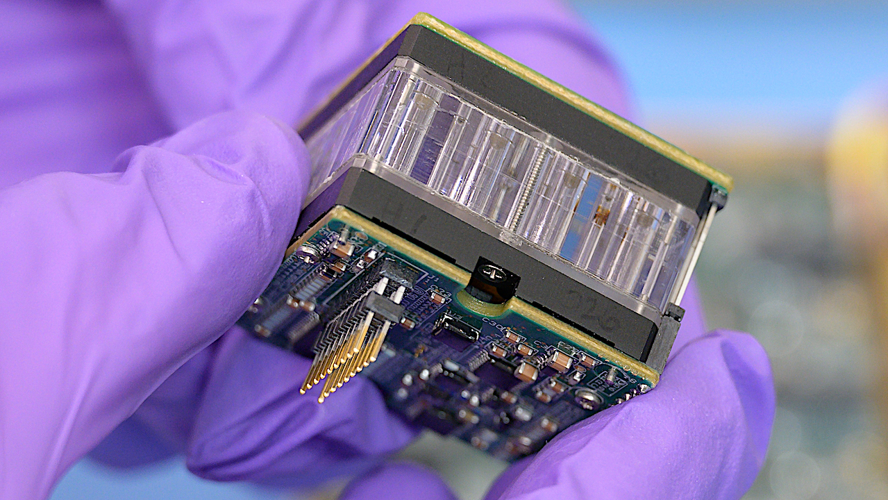 Una scheda microfluidica LEIA. Crediti: NASA