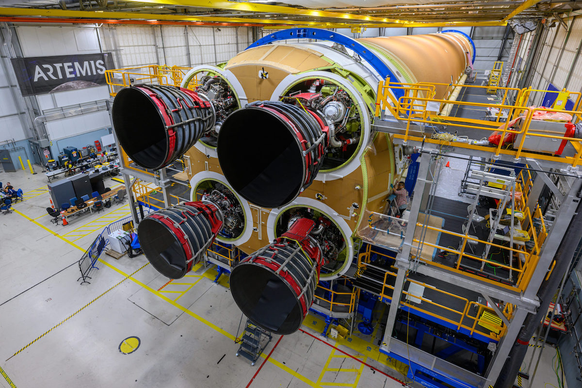 Nella foto i quattro motori RS-25 installati sullo stadio centrale del razzo SLS per Artemis II. Credito: NASA/Eric Bordelon.