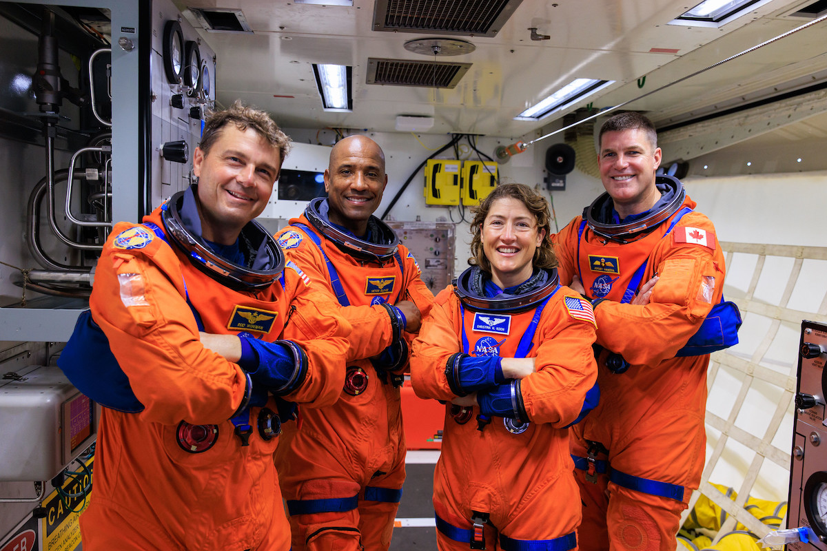 Nella foto l'equipaggio di Artemis II nella White Room della rampa 39B al Kennedy Space Center, durante un test di lancio eseguito nel settembre 2023. Da sinistra il Comandante Reid Wiseman, Victor Glover, Christina Koch e l'astronauta canadese Jeremy Hansen. Crediti: NASA//Frank Michaux.