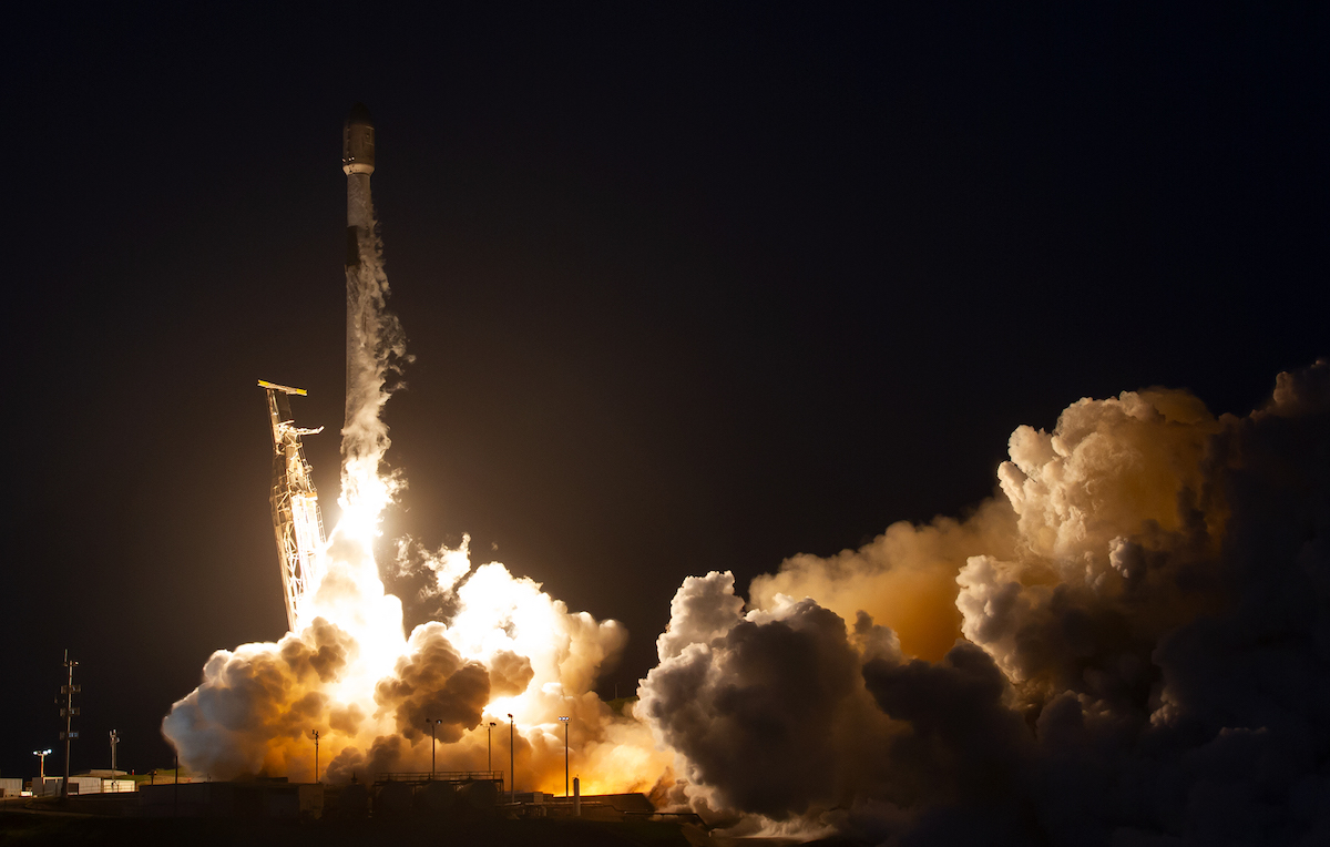 Nella foto il lancio notturno da Vandenberg del Falcon 9 per la missione Starlink 7-16. Crediti: SpaceX.